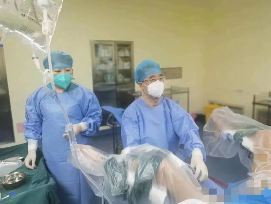 近日，我院泌尿外科主任李胜文带领科室医生团队成功为一名88岁的老年患者实施经尿道柱状水囊前列腺扩开术（TUCBDP），手